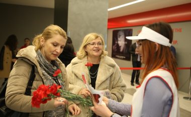 Cineplexx shpërblen gratë me lule dhe çokolata për 8 Mars