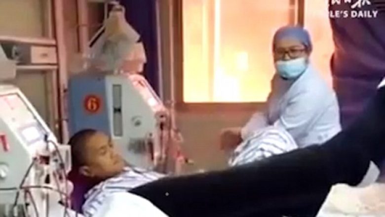 Infermierja trajton pacientin, megjithëse rrezikohej nga zjarri që kishte shpërthyer (Video)