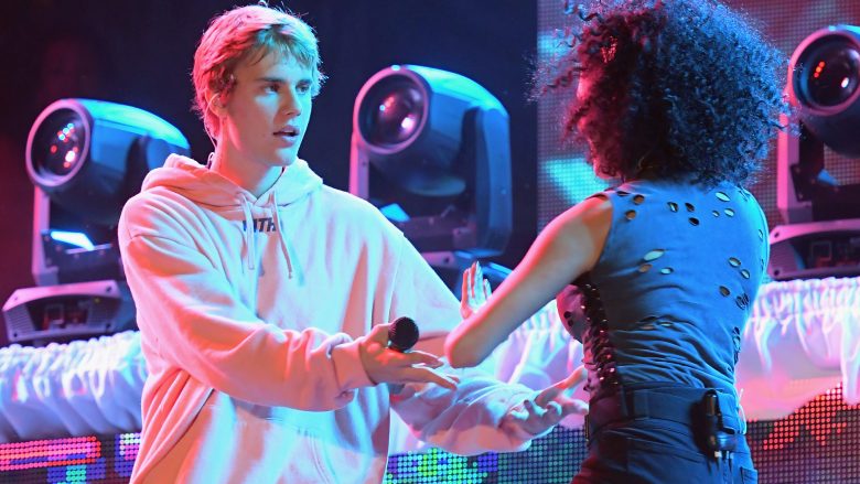 Bieber e përul fansen që deshi të bënte foto: Më vjen të vjell prej teje (Video)