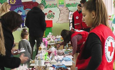 Komuna Aerodrom organizoi aksion humanitar me shitjen e kartolinave për 8 Marsin