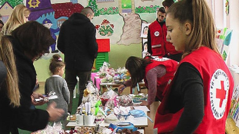 Komuna Aerodrom organizoi aksion humanitar me shitjen e kartolinave për 8 Marsin