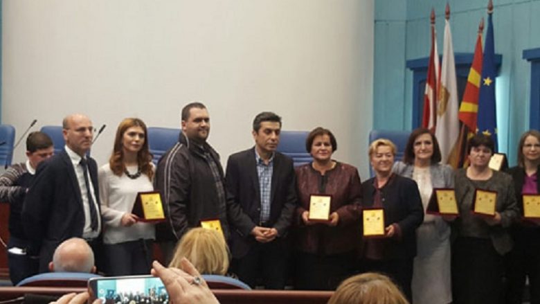 Komuna e Çairit dekoron arsimtarët e dalluar për nder të 7 Marsit