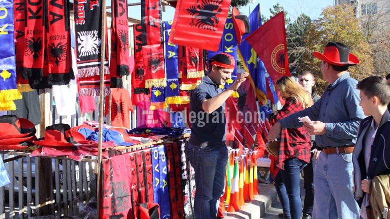 Luan kombëtarja shqiptare, arbëreshët mbushin qytetin me flamujt kuqezi (Foto/Video)