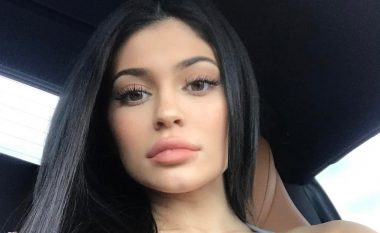 Kylie Jenner puth një gjirafë, bëhet sensacion në rrjetet sociale (Foto)