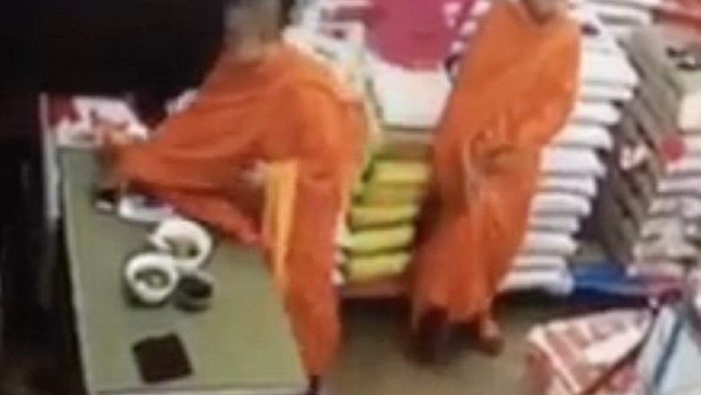 Kërkohen plaçkitësit që vodhën telefonin, të veshur si murgj budist (Video)
