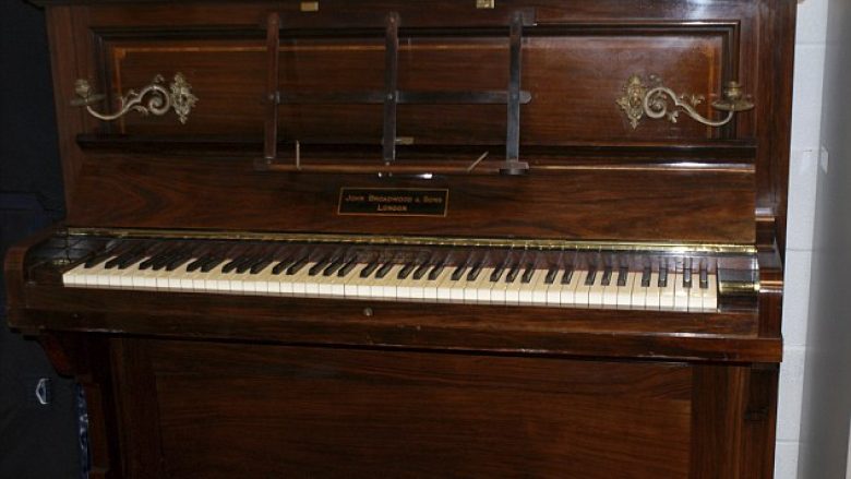 Kërkohet pronari i thesarit që u gjet në pianon e vjetër (Foto)
