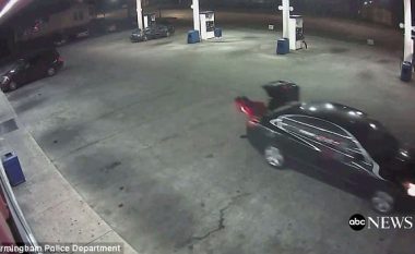Sa e guximshme: Gruaja hidhet nga bagazhi i veturës për të shpëtuar nga burri që e rrëmbeu (Video)
