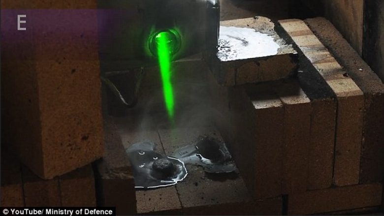Laseri i fuqishëm ndanë aeroplanët  në gjysmë dhe shkrinë granatat (Video)