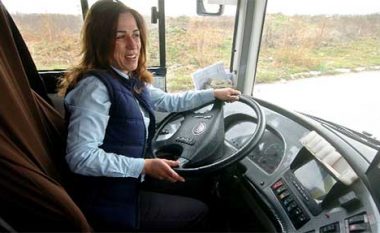 Njihuni me Makfire Shaqirin, shoferja e autobusit dykatësh në Shkup