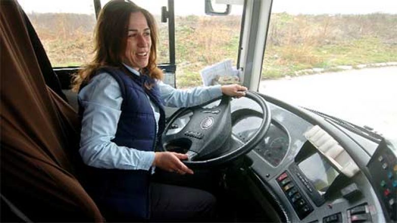 Njihuni me Makfire Shaqirin, shoferja e autobusit dykatësh në Shkup