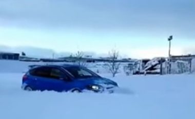 Makinën Ford Focus RS e përdor për ta pastruar borën (Video)