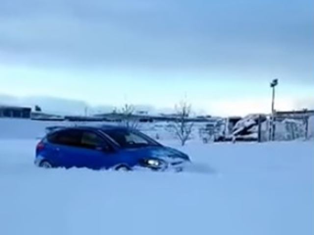 Makinën Ford Focus RS e përdor për ta pastruar borën (Video)