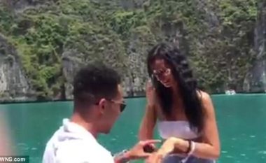 Gjatë propozimit për martesë, bëri kinse i ra unaza në det! (Video)