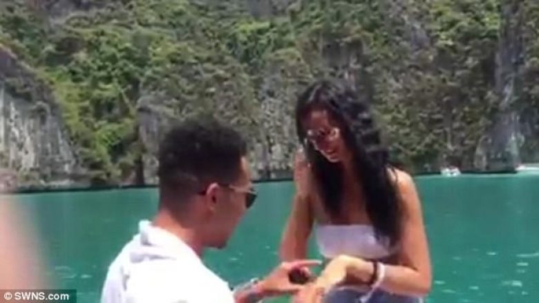 Gjatë propozimit për martesë, bëri kinse i ra unaza në det! (Video)