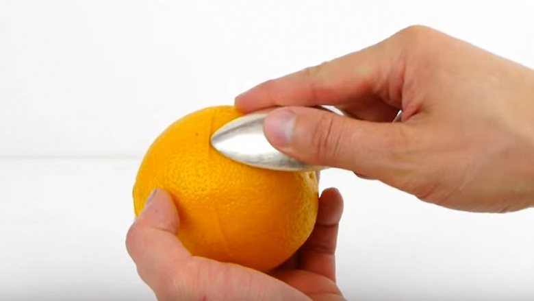 Me lugë dhe portokall dhe me një veprim ngazëlleu të gjithë: Këtë shkathtësi do ta përdorni gjithmonë! (Video)