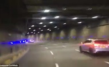 Mercedesin e ri që ia dhuruan për ditëlindje, e dëmtoi pas përplasjes në tunel (Video)