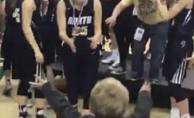 Motrës që fitoi turneun e basketbollit, ia ndaluan ta përqafonte vëllain e vogël (Video)