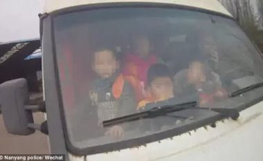 Në minibusin me 19 ulëse ishin 74 fëmijë (Video)