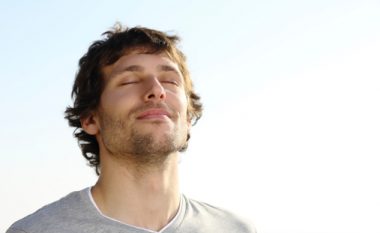 Teknika e frymëmarrjes që ju qetëson kur bëheni nervozë