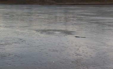 Nuk respektojnë ndalesën, përfundojnë në ujë pas thyerjes së akullit (Video)