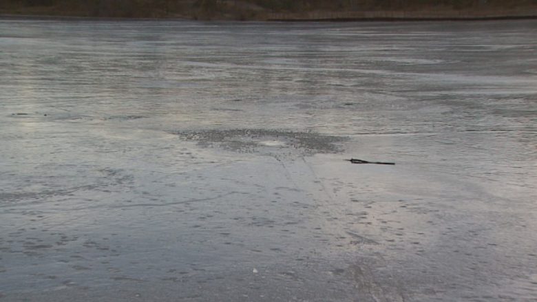 Nuk respektojnë ndalesën, përfundojnë në ujë pas thyerjes së akullit (Video)