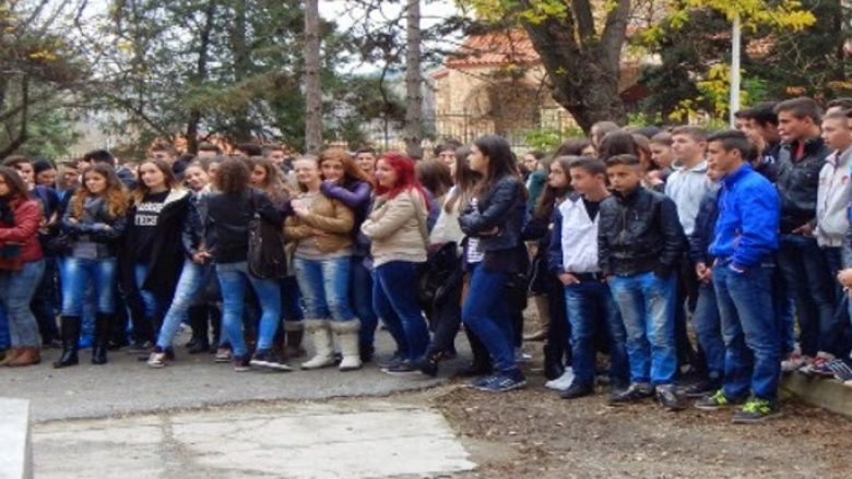Mungon stafi shqiptarë për nxënësit shqiptarë të Velesit (Video)