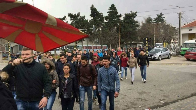 Nxënësit e Gjimnazit në Prilep fishkëllejnë profesoreshën për shkak se nuk i lejon të protestojnë (Video)