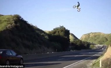 Në kërkim të motoçiklistit që kaloi sipër autostradës në kodrën tjetër (Video)