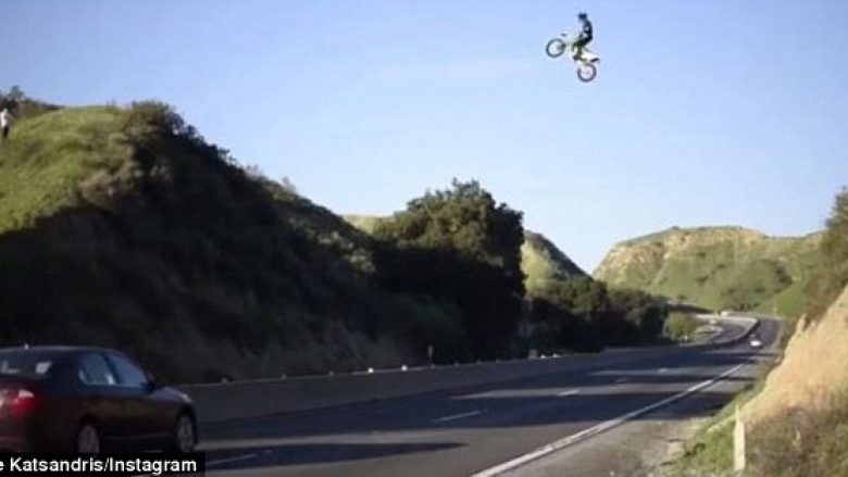 Në kërkim të motoçiklistit që kaloi sipër autostradës në kodrën tjetër (Video)
