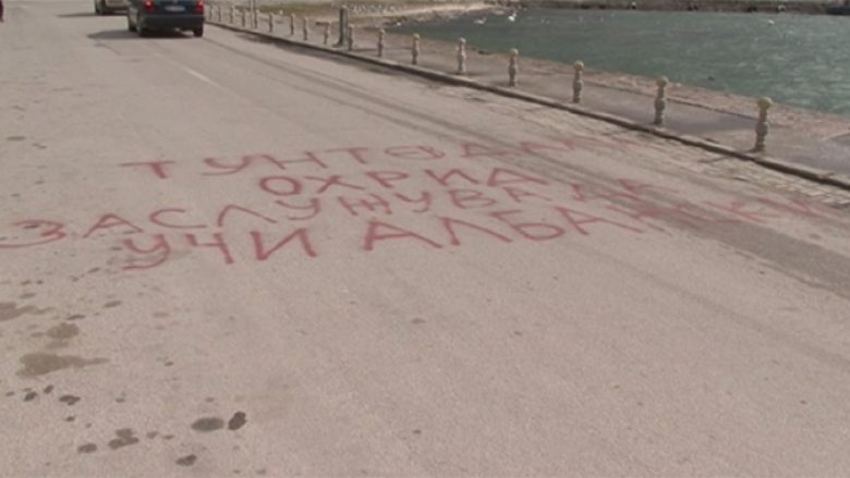 Edhe në Ohër grafite kundër dygjuhësisë (Foto)