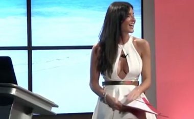 Prezantuesja e emisionit sportiv, ngre “pa dashje” fustanin (Video)