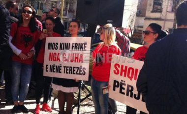 “Mos kini frikë nga gjuha e Nënë Terezës”, protesta te ambasada maqedonase (Foto/Video)