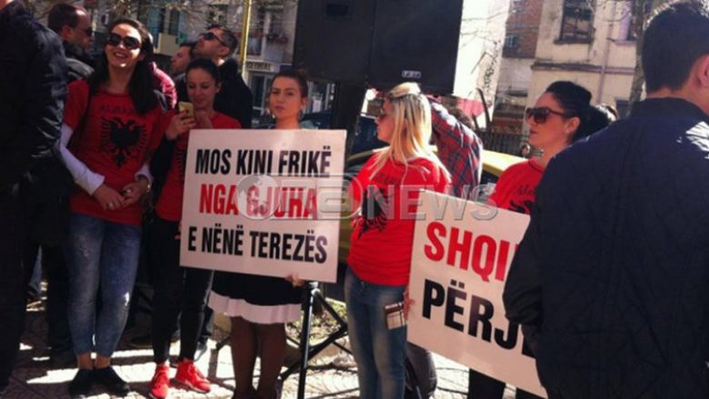 “Mos kini frikë nga gjuha e Nënë Terezës”, protesta te ambasada maqedonase (Foto/Video)