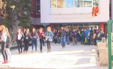 Nxënësit e shkollave të mesme nxirren me dhunë në protesta kundër gjuhës shqipe (Video)