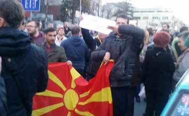 Kjo fotografi tregon se Maqedoninë nuk e duan as ata që dalin në protesta për mbrojtjen e saj (Foto)