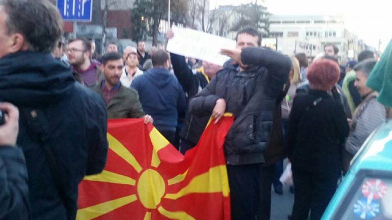 Kjo fotografi tregon se Maqedoninë nuk e duan as ata që dalin në protesta për mbrojtjen e saj (Foto)
