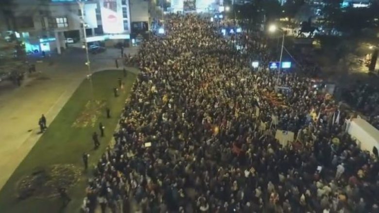 Edhe sonte vazhdojnë protestat kundër Deklaratës shqiptare! (Video)