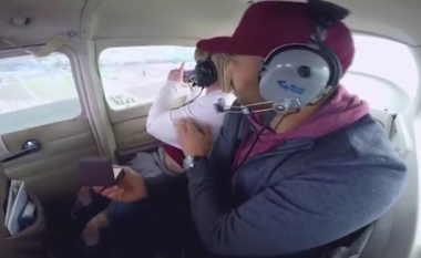 Provoi t’i propozonte gjatë fluturimit me helikopter, volli në vend se ta pyeste si duhet (Video)