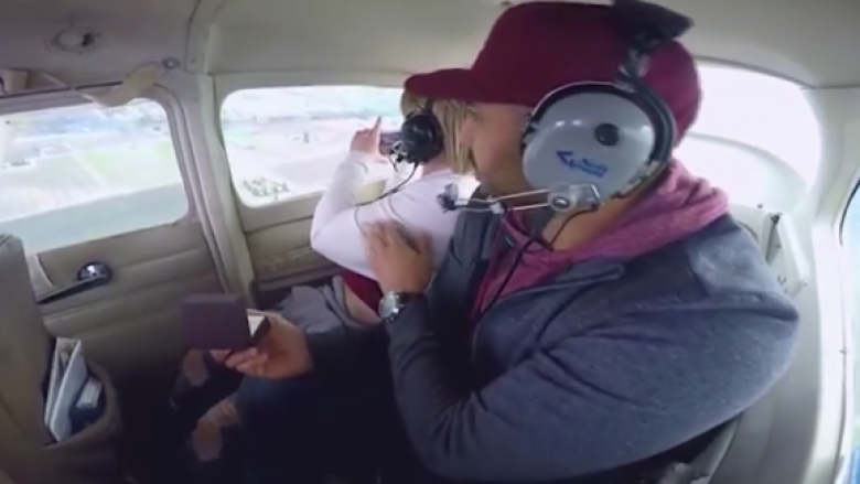 Provoi t’i propozonte gjatë fluturimit me helikopter, volli në vend se ta pyeste si duhet (Video)