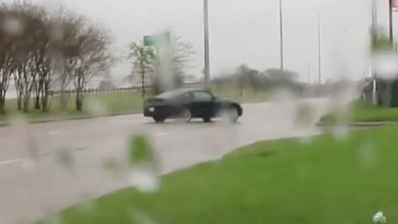 Provoi të tregonte aftësitë e vozitjes, përfundoi jashtë rrugës (Video)