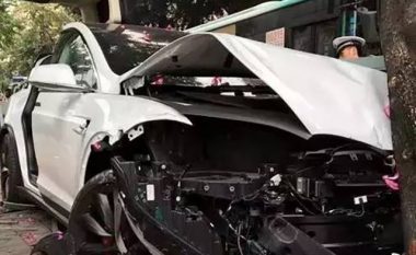 Punonjësi i autolarjes e përplasë në mënyrë misterioze një Tesla Model X (Foto)