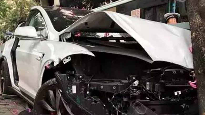 Punonjësi i autolarjes e përplasë në mënyrë misterioze një Tesla Model X (Foto)