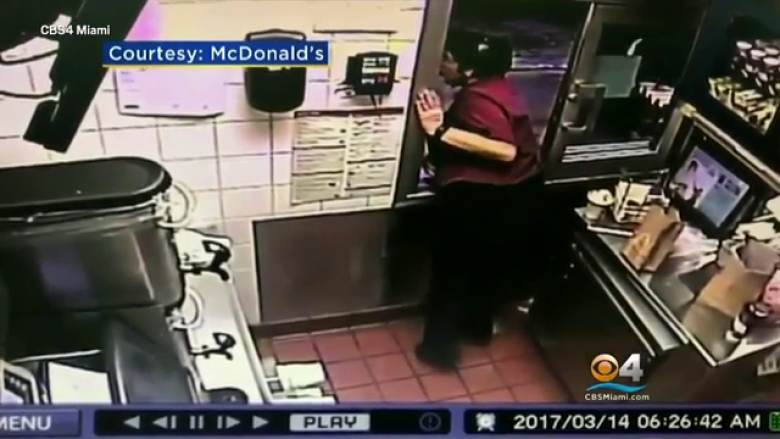 Punonjësi Fast Food e shpëtoi shoferen që kishte humbur vetëdijen (Video)