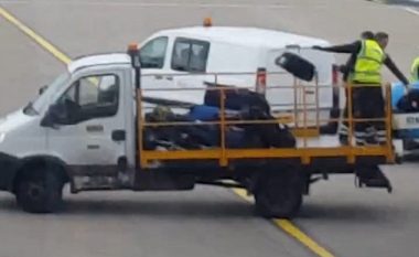 Punonjësit e aeroportit i hedhin valixhet sikur të ishin mbeturina (Video)
