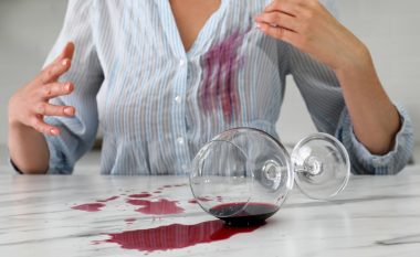 Katër mënyra për t’i hequr njollat e verës së kuqe