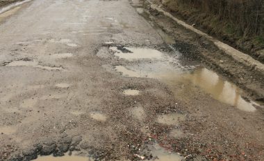 Rruga që po i ngufat banorët e fshatrave të Vushtrrisë, më në fund pritet të rregullohet (Foto)