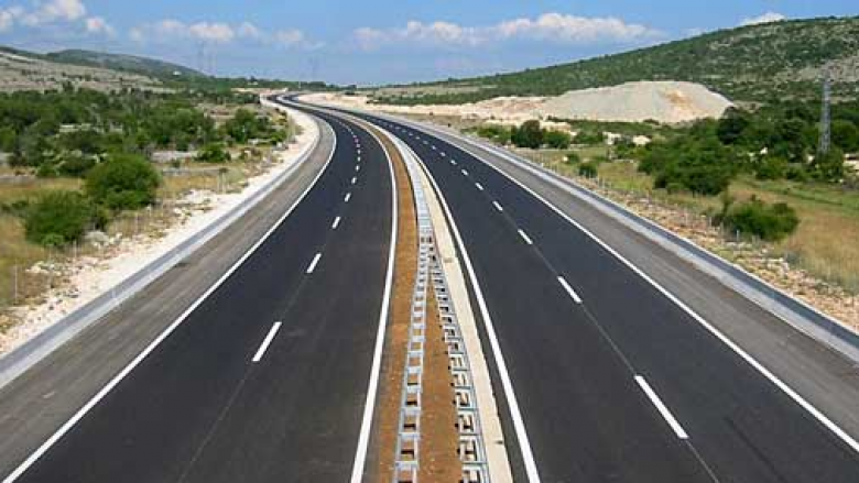 ”Për ripërtëritje të 26 akseve rrugore në Maqedoni do të investojmë 86 milionë euro”
