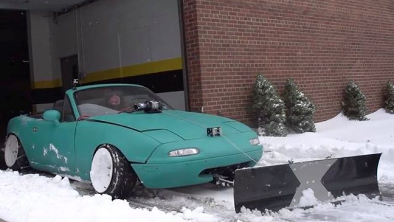 Shfrytëzimi i veturës për të pastruar borën, doli të jetë ide e keqe (Video)