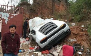 Shkaku i përplasjes, Lamborghini Huracane përfundon në mbeturina (Foto)