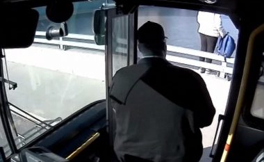 Shoferi i autobusit shpëtoi një grua që donte të hidhej nga ura (Video)